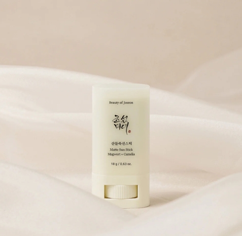 BEAUTY OF JOSEON BLOQUEADOR SOLAR EN BARRA MATTE SUN STICK MUGWORT + CAMELIA SPF50+ PA++++ 18G